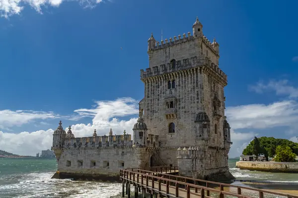 Lizbon, Portekiz. 12 Nisan 2022: Güzel Belm Kulesi ve mavi gökyüzü.