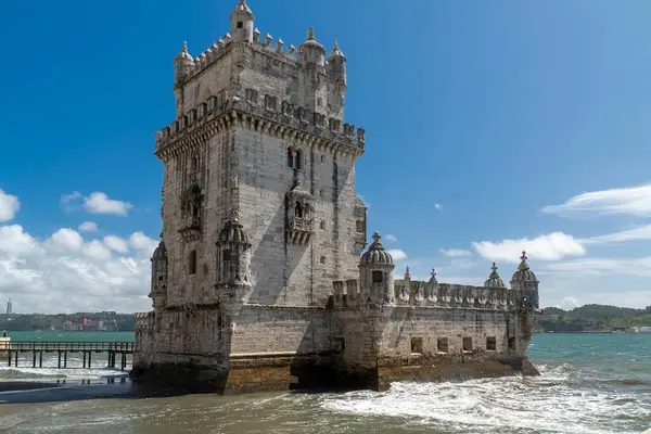 Lizbon, Portekiz. 12 Nisan 2022: Güzel Belm Kulesi ve mavi gökyüzü.