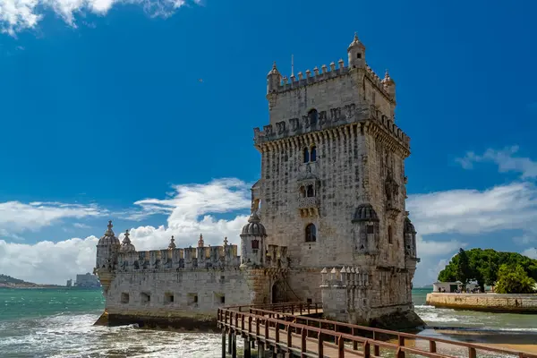 Lizbon, Portekiz. 12 Nisan 2022: Güzel Belm Kulesi ve mavi gökyüzü.