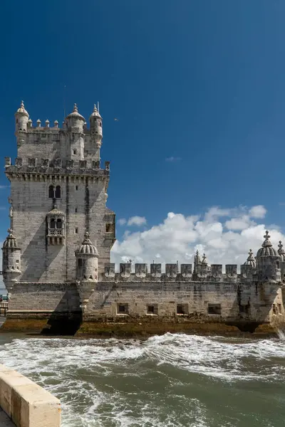 Lizbon, Portekiz. 12 Nisan 2022: Güzel Belm Kulesi ve mavi gökyüzü.