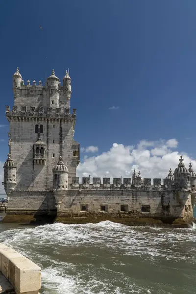 Lizbon, Portekiz. 12 Nisan 2022: Güzel Belm Kulesi ve mavi gökyüzü.