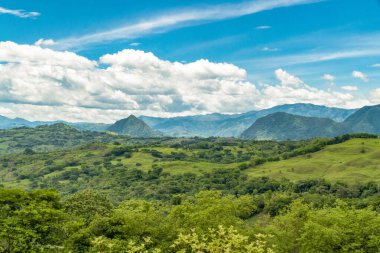 Tamesis 'teki panoramik manzara. Mavi gökyüzü ve ufukta dağ var. Kolombiya. 