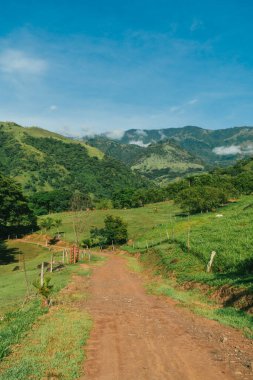 Tamesis 'teki panoramik manzara. Mavi gökyüzü ve ufukta dağ var. Kolombiya. 