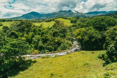Cartama nehri ve dağlarıyla doğal manzara. Tamesis, Antioquia, Kolombiya.