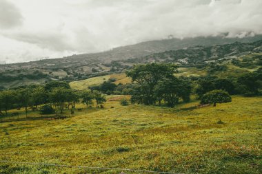 Cartama nehri ve dağlarıyla doğal manzara. Tamesis, Antioquia, Kolombiya.