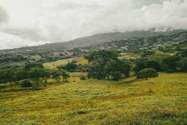 Cartama nehri ve dağlarıyla doğal manzara. Tamesis, Antioquia, Kolombiya.