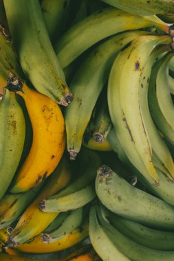 Piyasada yeşil muz satan bir arka plan.. 