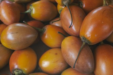 Piyasada yeşil ve kırmızı domates yığını.