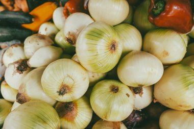 Ön planda beyaz soğan. Pazarda indirim var..