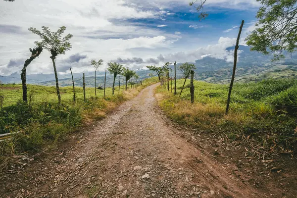 Cartama nehri ve dağlarıyla doğal manzara. Tamesis, Antioquia, Kolombiya.