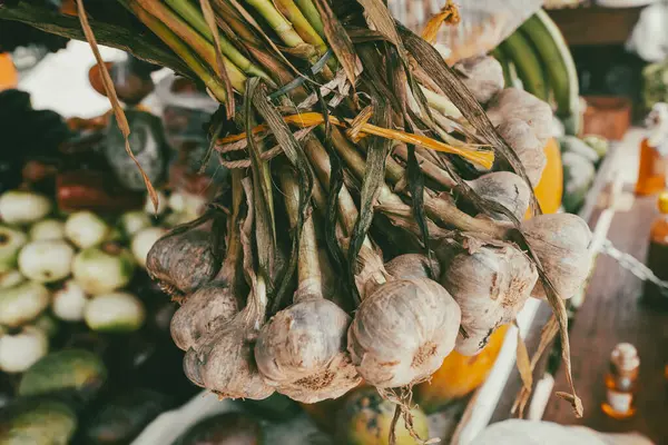 Pazar yerinde sarımsak sallanıyor..