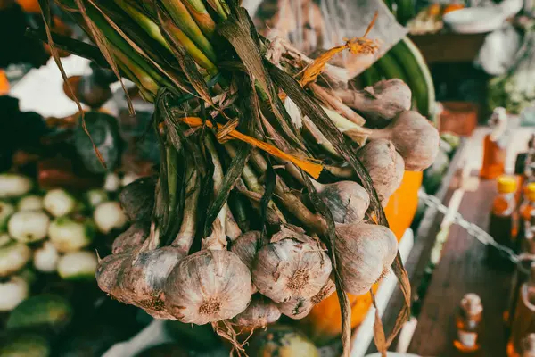Pazar yerinde sarımsak sallanıyor..