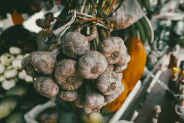 Pazar yerinde sarımsak sallanıyor..