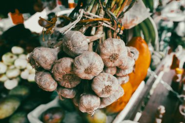 Pazar yerinde sarımsak sallanıyor..