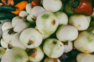 Ön planda beyaz soğan. Pazarda indirim var..