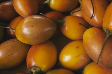 Piyasada yeşil ve kırmızı domates yığını.