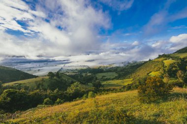Nemocon, Cundinamarca 'da mavi gökyüzü olan panoramik ve kırsal alan.