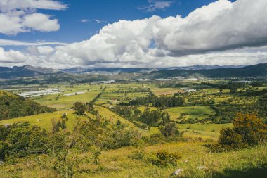 Nemocon, Cundinamarca 'da mavi gökyüzü olan panoramik ve kırsal alan.