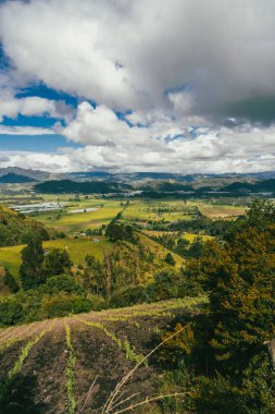 Nemocon, Cundinamarca 'da mavi gökyüzü olan panoramik ve kırsal alan.