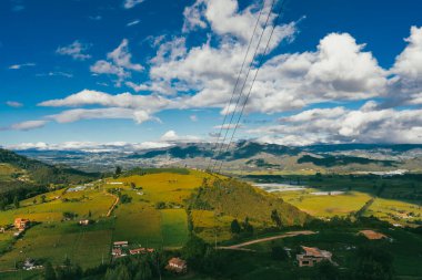 Nemocon, Cundinamarca 'da mavi gökyüzü olan panoramik ve kırsal alan.