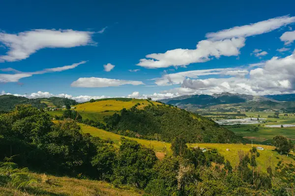 Nemocon, Cundinamarca 'da mavi gökyüzü olan panoramik ve kırsal alan.