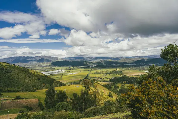Nemocon, Cundinamarca 'da mavi gökyüzü olan panoramik ve kırsal alan.