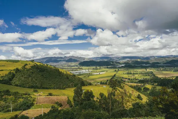 Nemocon, Cundinamarca 'da mavi gökyüzü olan panoramik ve kırsal alan.