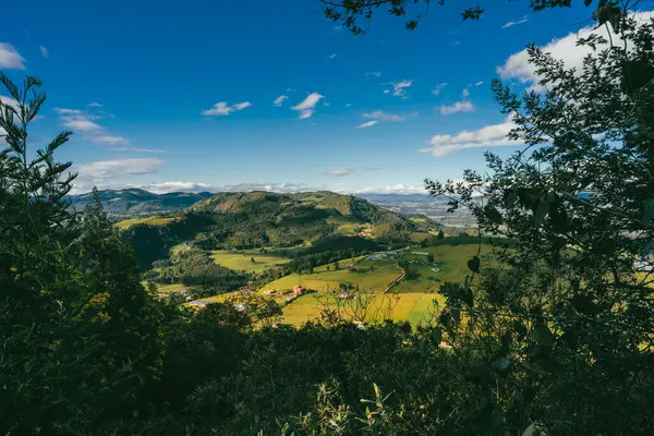Nemocon, Cundinamarca 'da mavi gökyüzü olan panoramik ve kırsal alan.