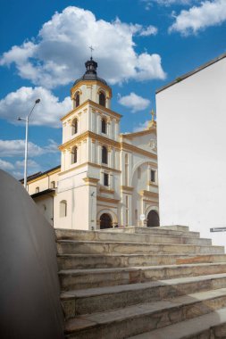 Bogota, Kolombiya. 5 Temmuz 2021: Mavi gökyüzüne sahip Kolombiya Primat Katedrali.