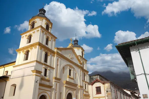 Bogota, Kolombiya. 5 Temmuz 2021: Mavi gökyüzüne sahip Kolombiya Primat Katedrali.