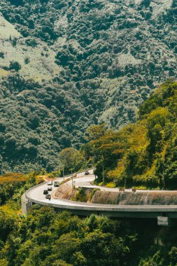 Denize giden yolda dağlar ve mavi gökyüzü olan doğa manzarası. Kolombiya.