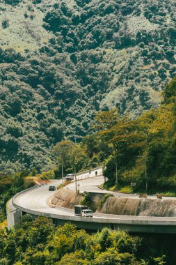 Denize giden yolda dağlar ve mavi gökyüzü olan doğa manzarası. Kolombiya.