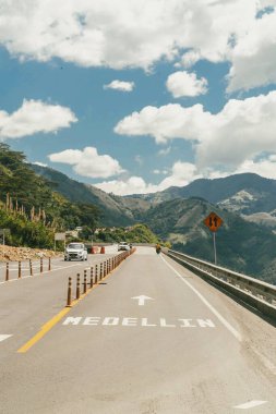 Denize giden yolda dağlar ve mavi gökyüzü olan doğa manzarası. Kolombiya.