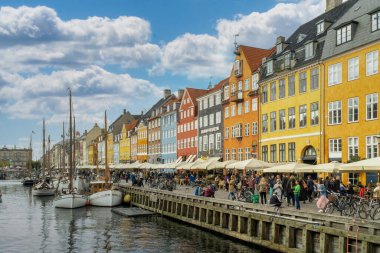 Kopenhag, Danimarka. 26 Eylül 2019: Renkli mimari ve mavi gökyüzü ile Nyhavn Kanalı.