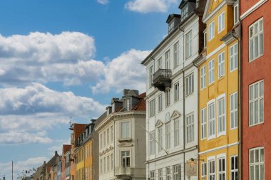 Kopenhag, Danimarka. 26 Eylül 2019: Renkli mimari ve mavi gökyüzü ile Nyhavn Kanalı.