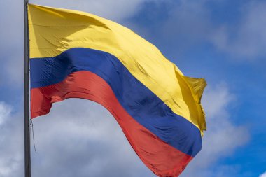 Bogota, Kolombiya. 24 Temmuz 2024: Corferias 'ta Kolombiya bayrağı ve bulutlu gökyüzü.