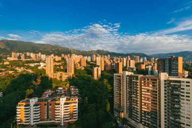 Medellin, Antioquia, Kolombiya. 27 Ağustos 2024: Mavi gökyüzü ve doğu manzaralı kasabadan panoramik manzara.