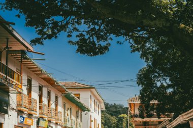 Concordia, Antioquia, Kolombiya. 30 Kasım 2024: Köyün renkli mimarisi.