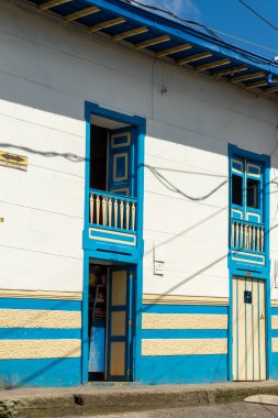 Concordia, Antioquia, Kolombiya. 30 Kasım 2024: Köyün renkli mimarisi.