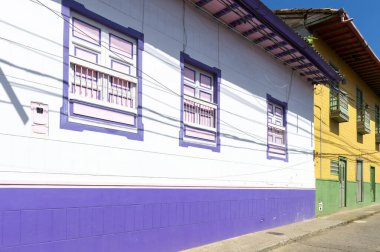 Concordia, Antioquia, Kolombiya. 30 Kasım 2024: Köyün renkli mimarisi.