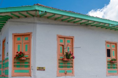 Concordia, Antioquia, Kolombiya. 30 Kasım 2024: Köyün renkli mimarisi. 