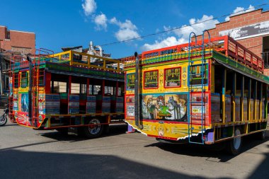 And Dağları, Antioquia, Kolombiya. 3 Aralık 2024: Chiva, geleneksel ulaşım aracı.