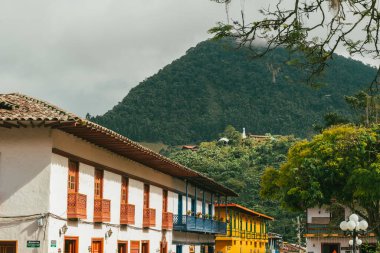Jardin, Antioquia, Kolombiya. 3 Aralık 2024: Güzel Jardin kasabasında renkli koloni mimarisi.