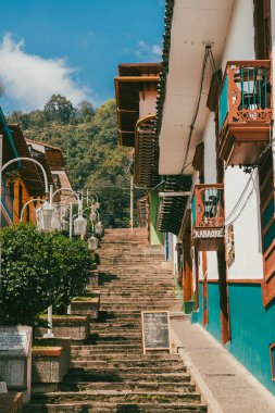 Jerico, Antioquia, Kolombiya. 25 Ocak 2025: Jericho kasabasında renkli ve güzel mimari.