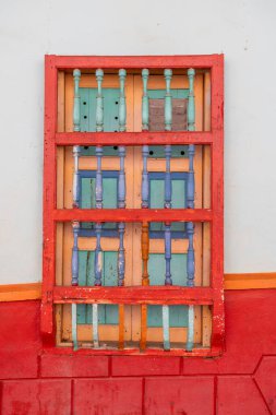 Jardin, Antioquia, Kolombiya. 3 Aralık 2024: Güzel Jardin kasabasında renkli koloni mimarisi.