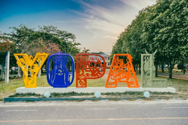 Yopal, Casanare, Kolombiya. 5 Şubat 2025: Yopal 'in büyük ve renkli turist işareti. 