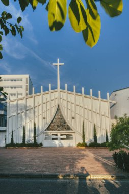 Yopal, Casanare, Kolombiya. 5 Şubat 2025: San Jose de Yopal Katedrali ve mavi gökyüzü.