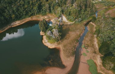 Santa Elena, Antoquia, Kolombiya. 26 Haziran 2022: Beyaz taşlar, Comfenalco Oteli ve göl manzarası.