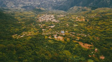 Venedik, Antioquia, Kolombiya 'da bulutlu gökyüzü olan Tusa Tepesi manzarası.