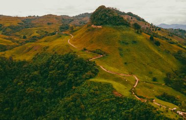 Venedik, Antioquia, Kolombiya 'da bulutlu gökyüzü olan Tusa Tepesi manzarası.